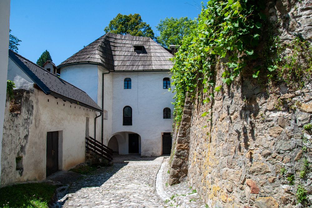 Castel Velenje alee interioara pietruita