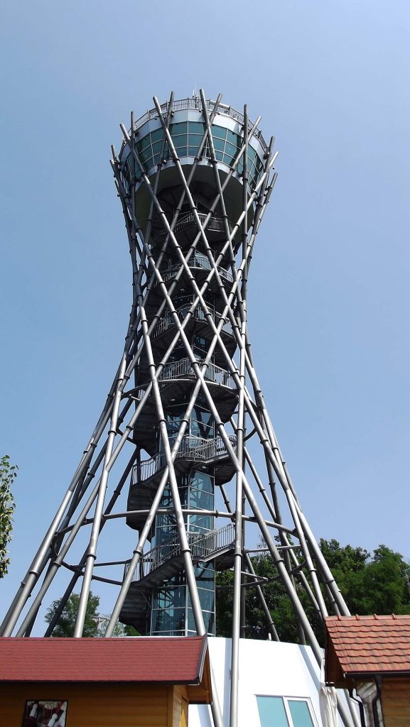 Turnul Vinarium Lendava vedere din parcare